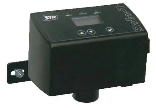 Syr-Leckageschutzmodul für große Objekte, in einer kompakten schwarzen Box mit Display und Bedientasten, zur Installation an Wasserleitungen.